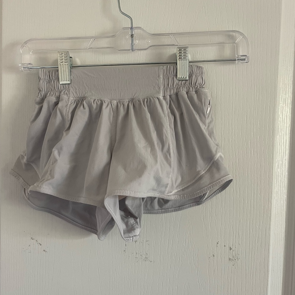 Lululemon Hotty hot low rise 2.5 inch white shorts Sz 0